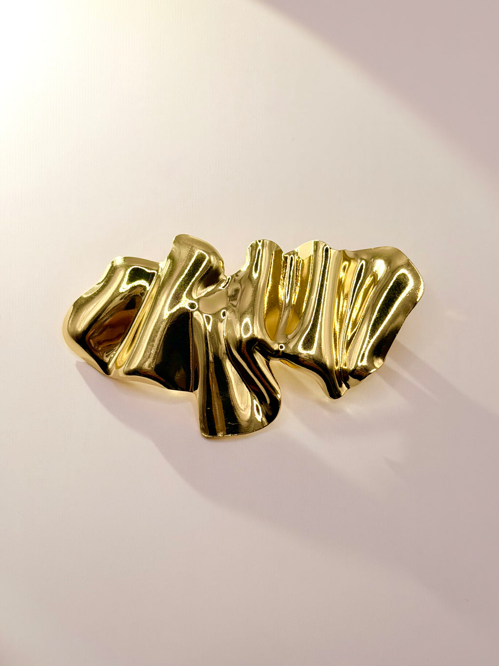 Gilded Wave Statement Brooch　Front