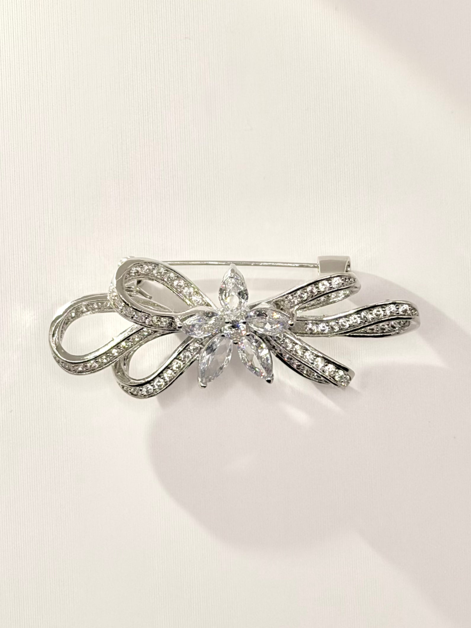 Luxurious Minimalist 3D Bow Brooch – Silver