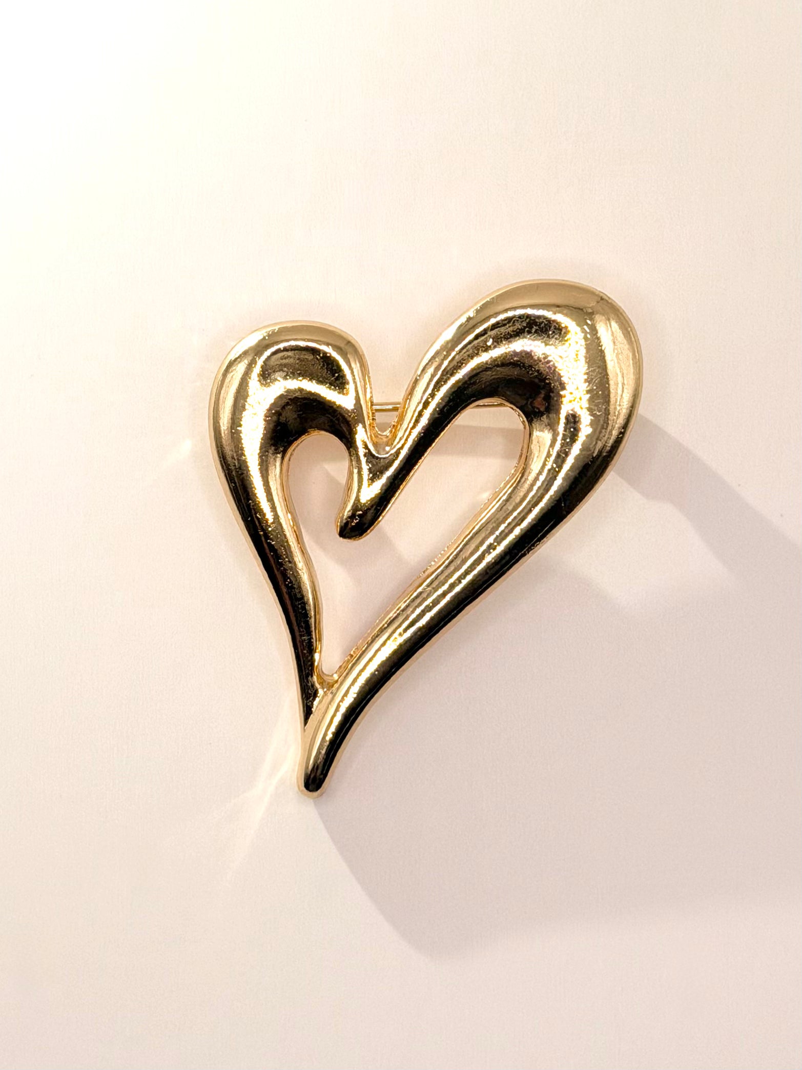 Sculpted Heart Minimalist Brooch Front